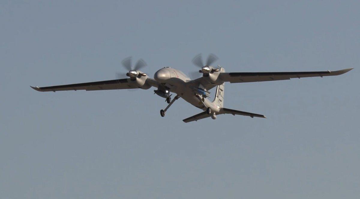 AKINCI'nın ateşlediği LGK-82 hedefi tam 12'den vurdu