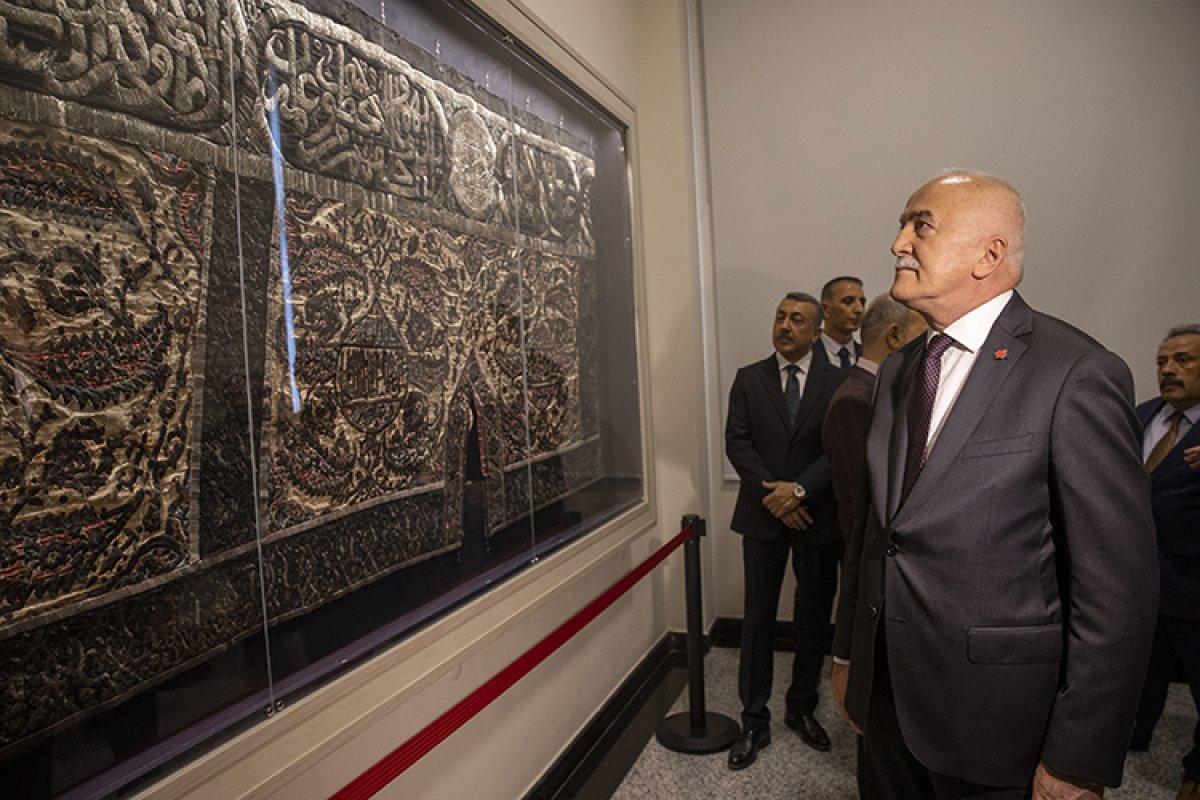 Türkiye'ye iadesi sağlanan tarihi Kabe örtüsü yeniden sergilendi