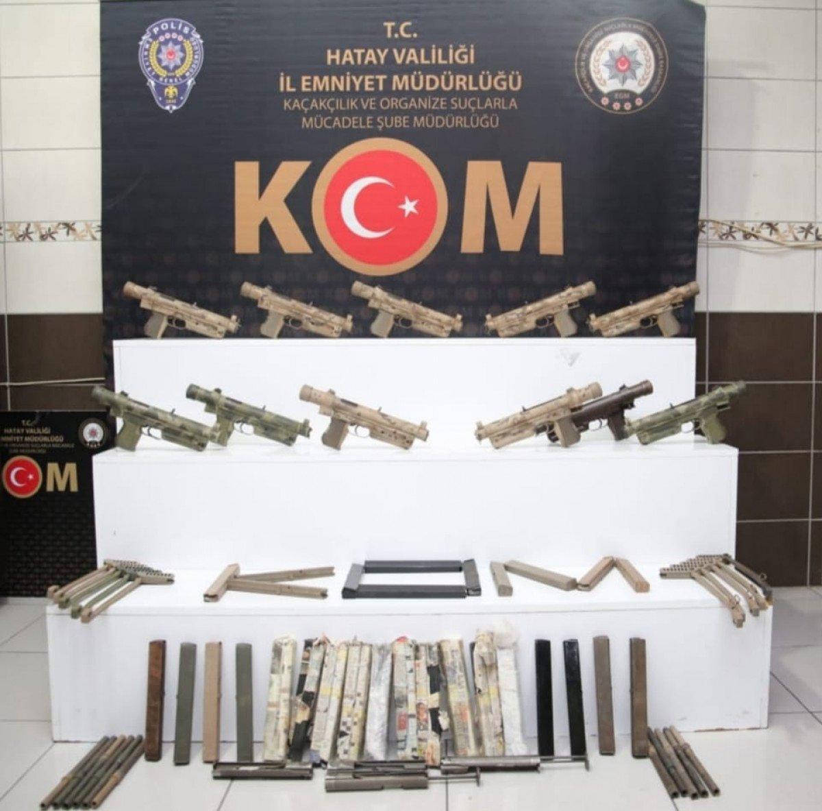 Hatay'da otomobilin yakıt deposundan 11 ruhsatsız tabanca çıktı