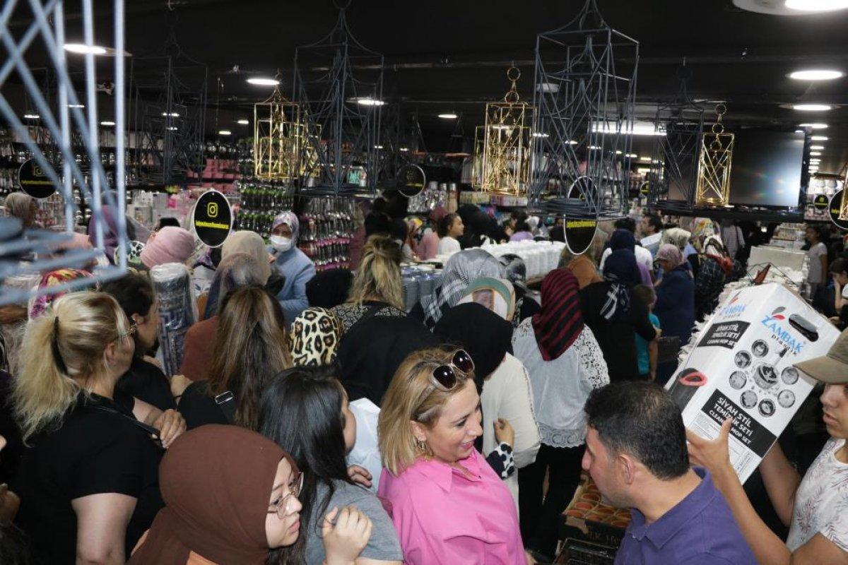 Kahramanmaraş'ta züccaciye dükkanı açılışında izdiham yaşandı