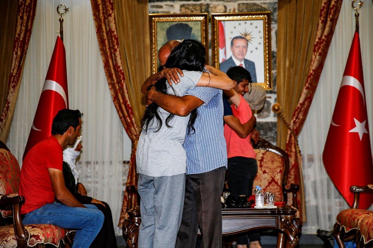 PKK'dan kaçıp teslim olan iki kişi ailesiyle buluşturuldu