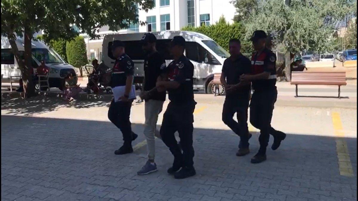 Denizli'de dükkan soyan hırsızlar, çaldıkları elbiselerle yüzlerini gizledi