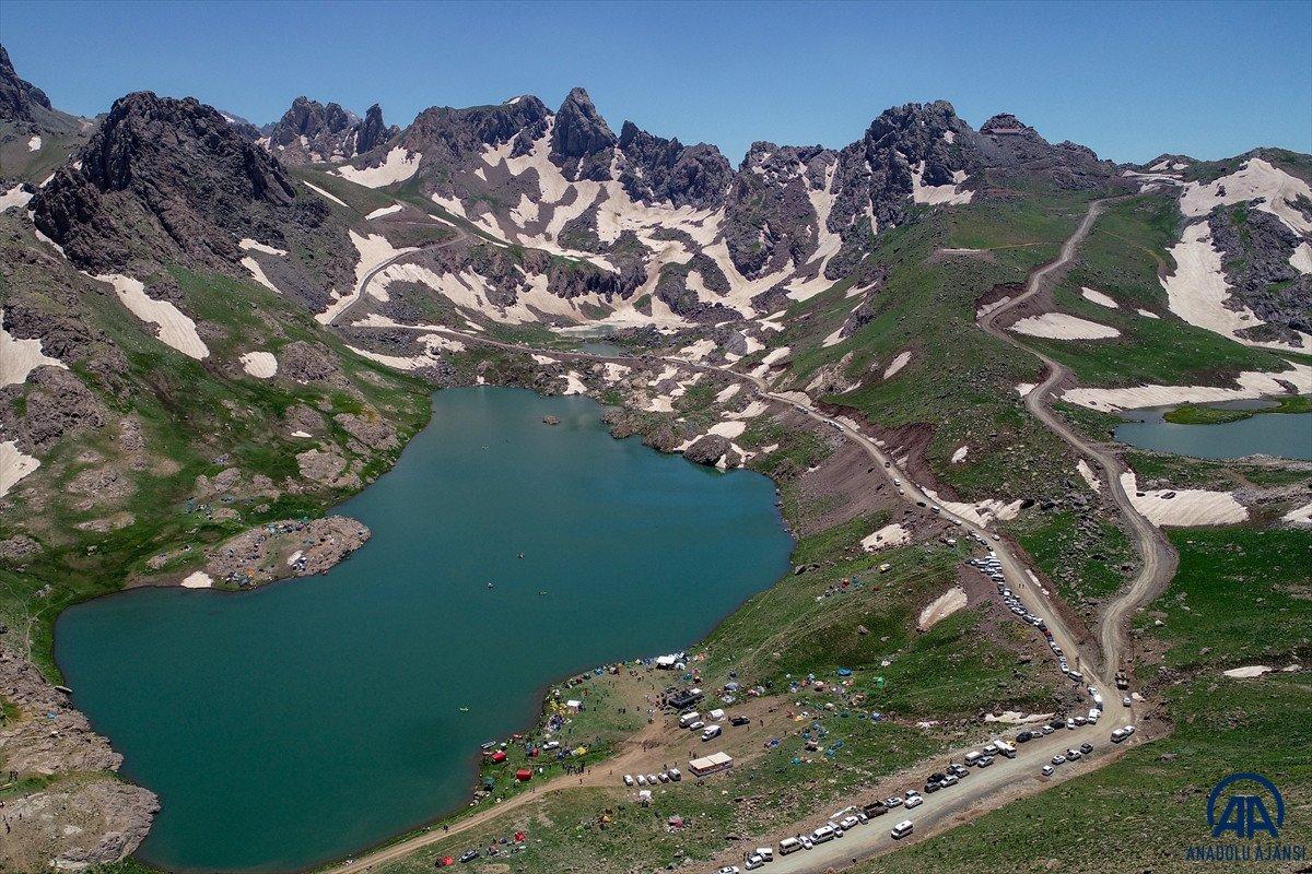 Hakkari'de terörden arındırılan Sat Buzul Gölleri'nde renkli festival