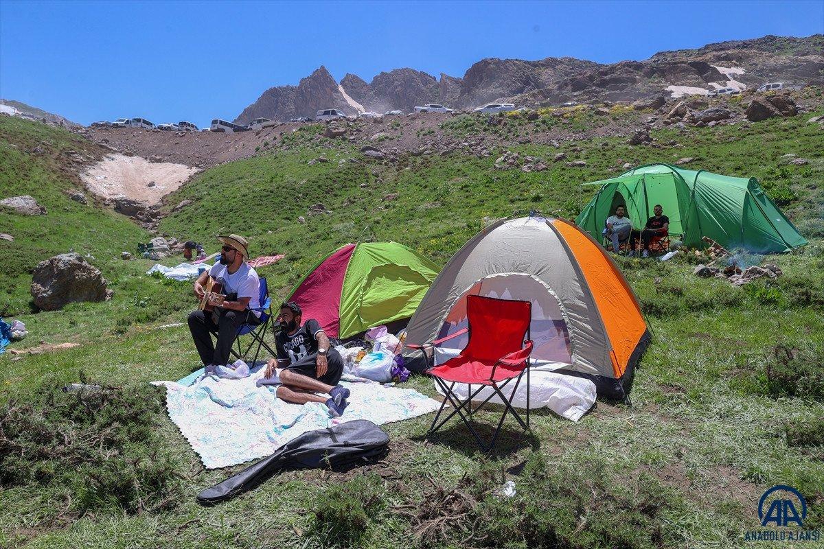 Hakkari'de terörden arındırılan Sat Buzul Gölleri'nde renkli festival