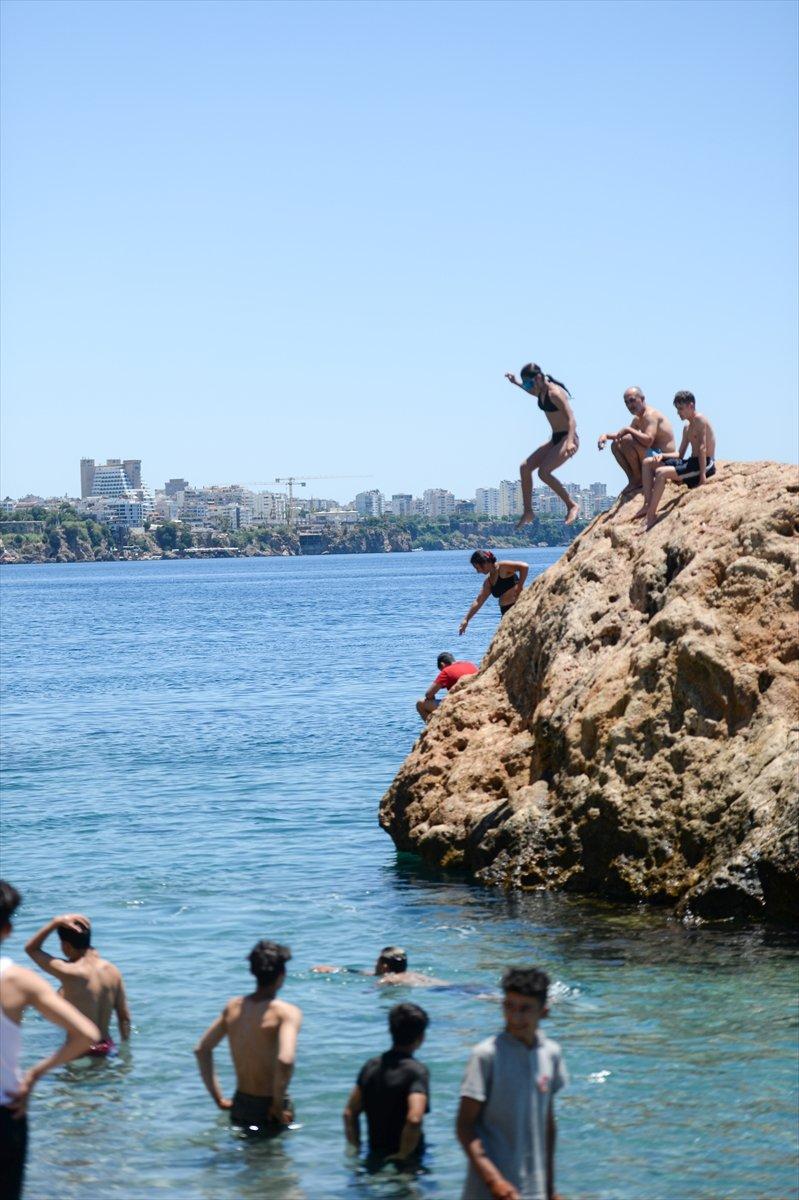 Sıcak hava, Antalya sahillerini hareketlendirdi