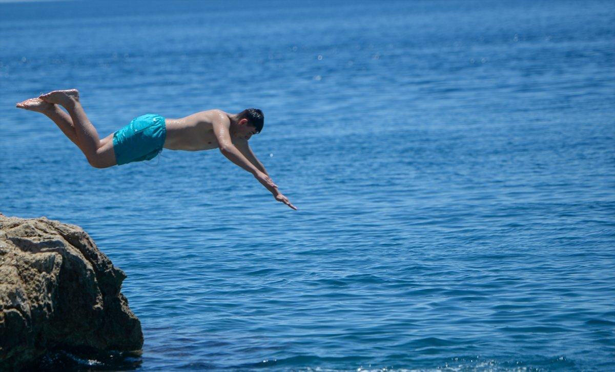 Sıcak hava, Antalya sahillerini hareketlendirdi
