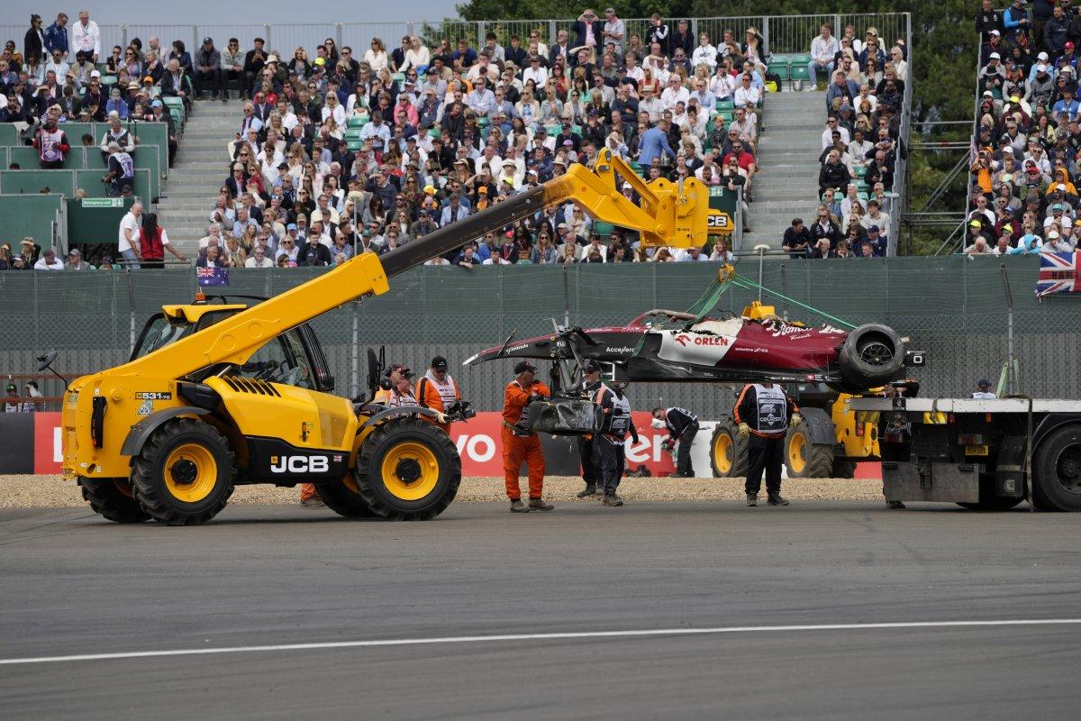 Formula 1'de Zhou takla attı