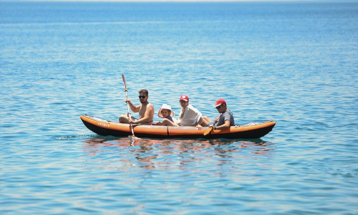 Sıcak hava, Antalya sahillerini hareketlendirdi