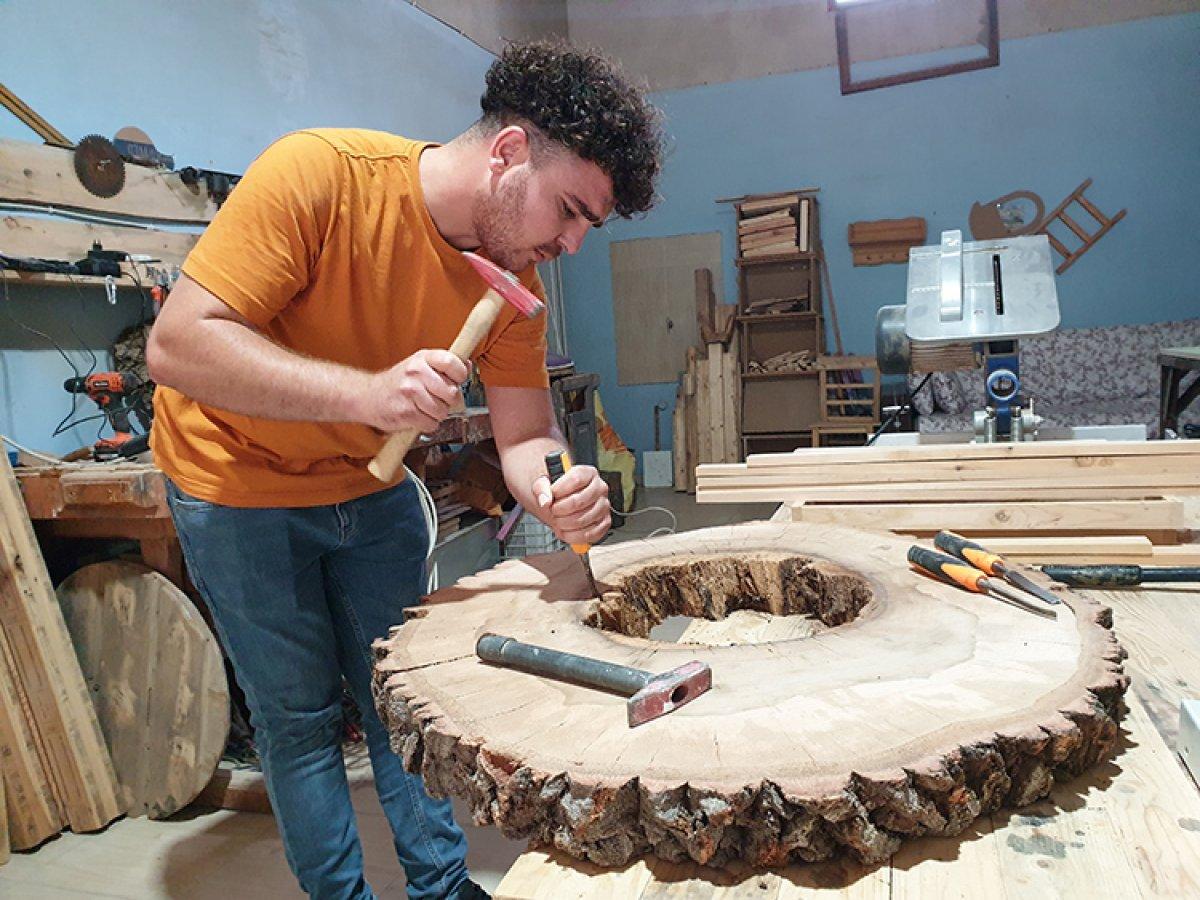 Osmaniye'de cezaevindeyken öğrendiği ahşap işlemeciliğini mesleği yaptı