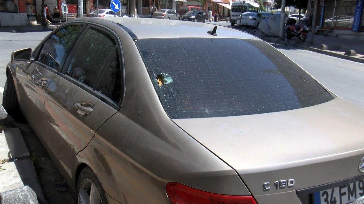 Gaziosmanpaşa’da silahlı saldırıda, park halindeki araçlar zarar gördü