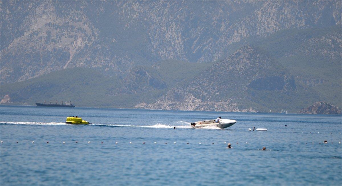 Sıcak hava, Antalya sahillerini hareketlendirdi