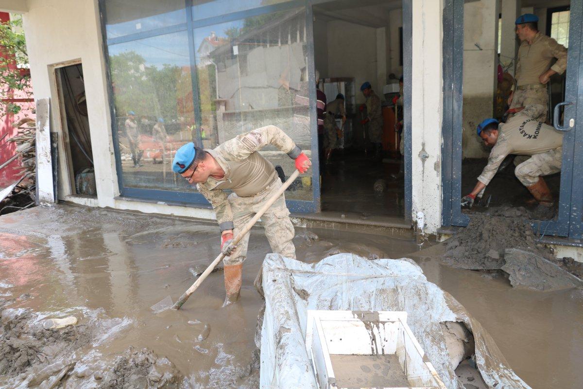 Komandoların bayrak ve Atatürk hassasiyeti: Sel çamurundan temizleyip duvara astılar