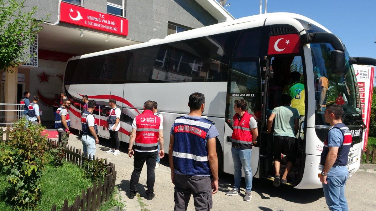 Edirne’de, 363 Afgan kaçak göçmen yakalandı