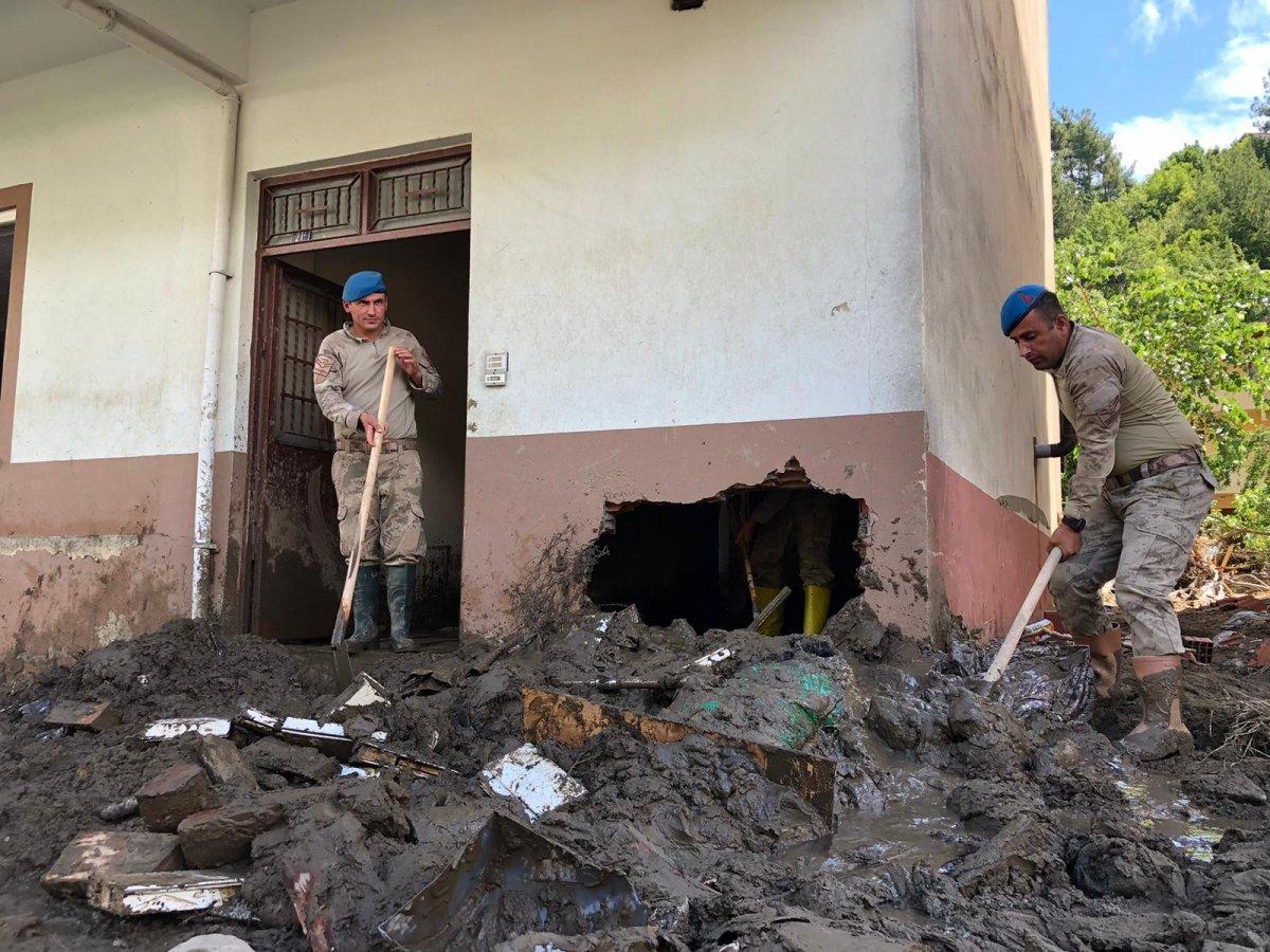 Komandoların bayrak ve Atatürk hassasiyeti: Sel çamurundan temizleyip duvara astılar