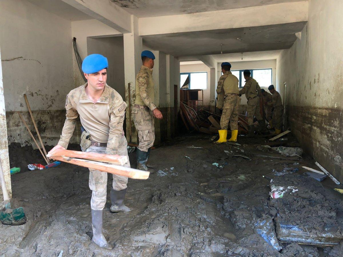 Komandoların bayrak ve Atatürk hassasiyeti: Sel çamurundan temizleyip duvara astılar