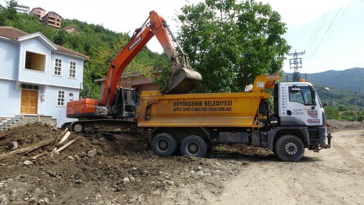 Komandoların bayrak ve Atatürk hassasiyeti: Sel çamurundan temizleyip duvara astılar