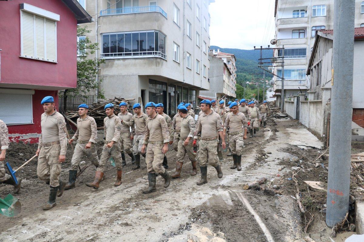 Komandoların bayrak ve Atatürk hassasiyeti: Sel çamurundan temizleyip duvara astılar