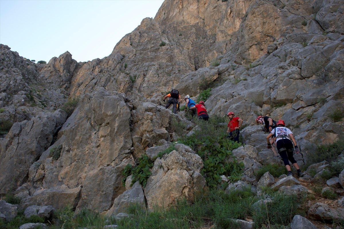 Görme engelli Türk dağcı Necdet Turhan, Erzincan'da Via Ferrata parkuruna tırmandı