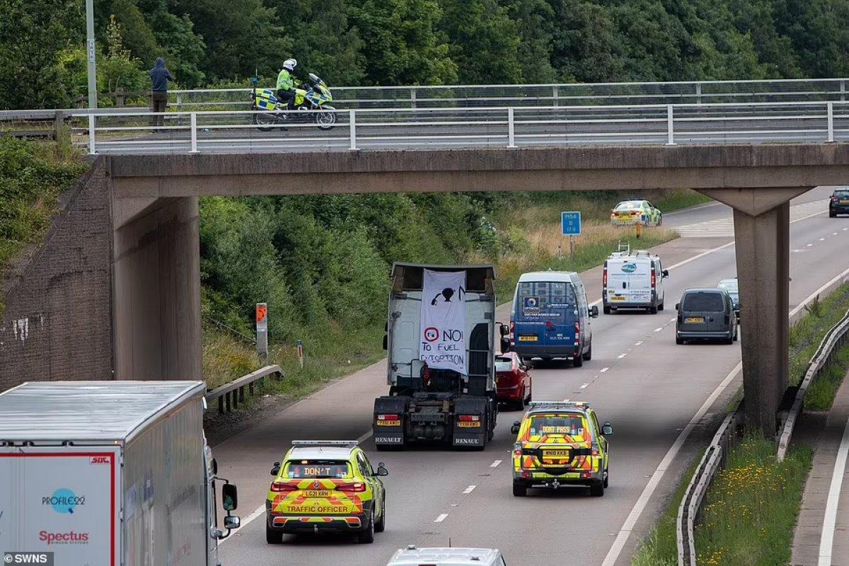 İngiltere'de sürücüler, ucuz benzin için gösteri düzenledi