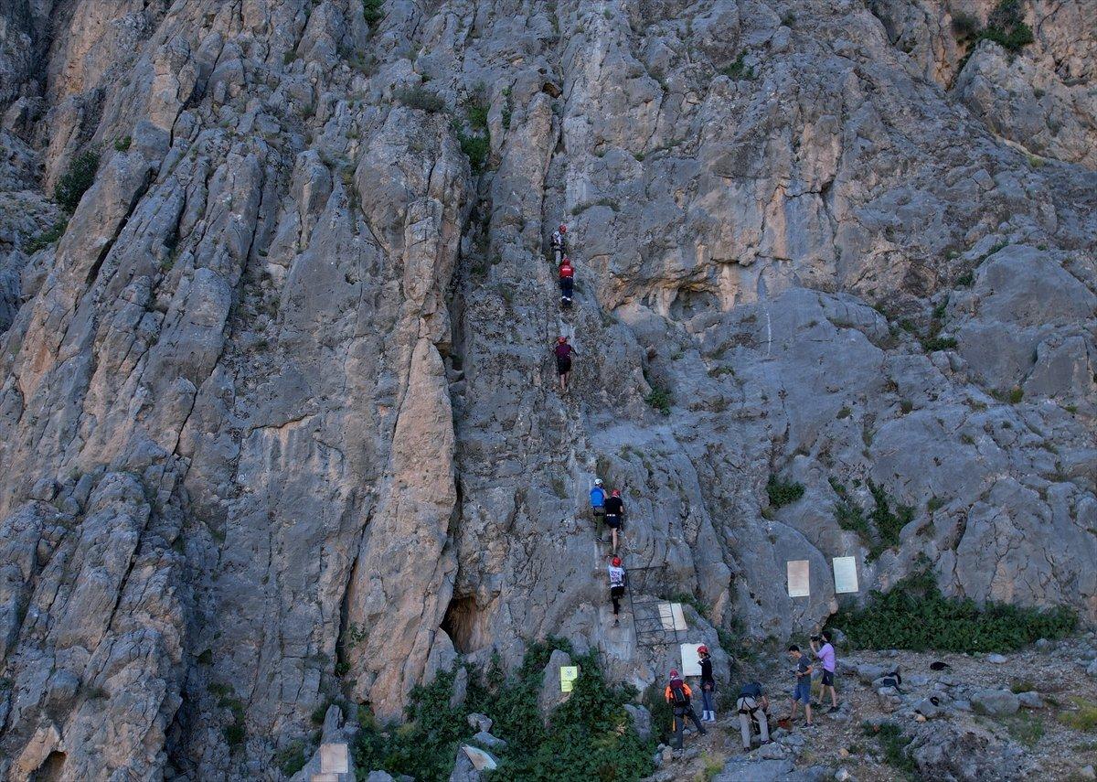 Görme engelli Türk dağcı Necdet Turhan, Erzincan'da Via Ferrata parkuruna tırmandı