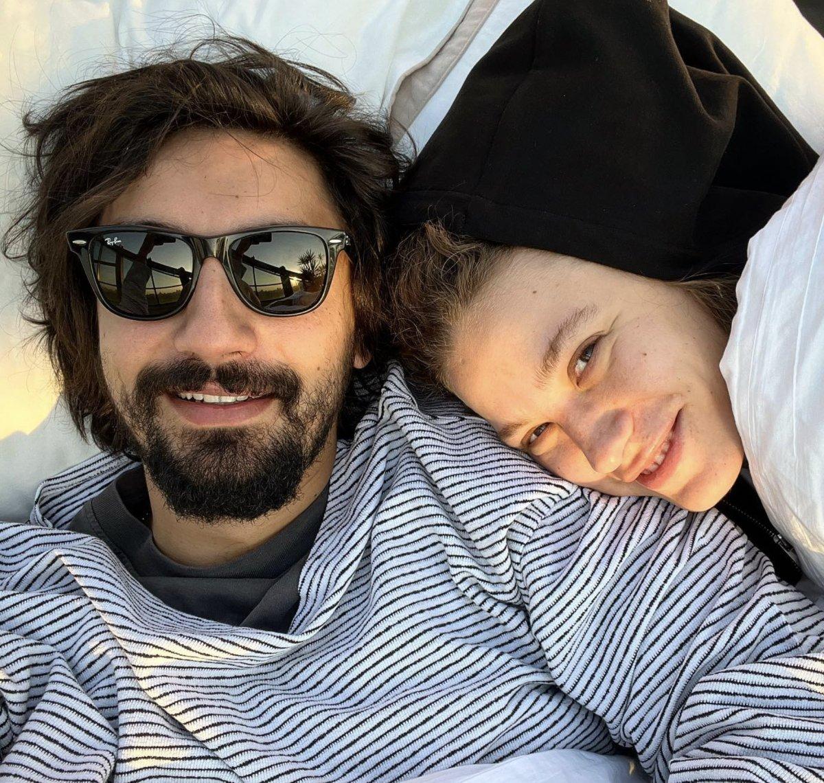 Serenay Sarıkaya bikinisiyle kayalıklara çıktı