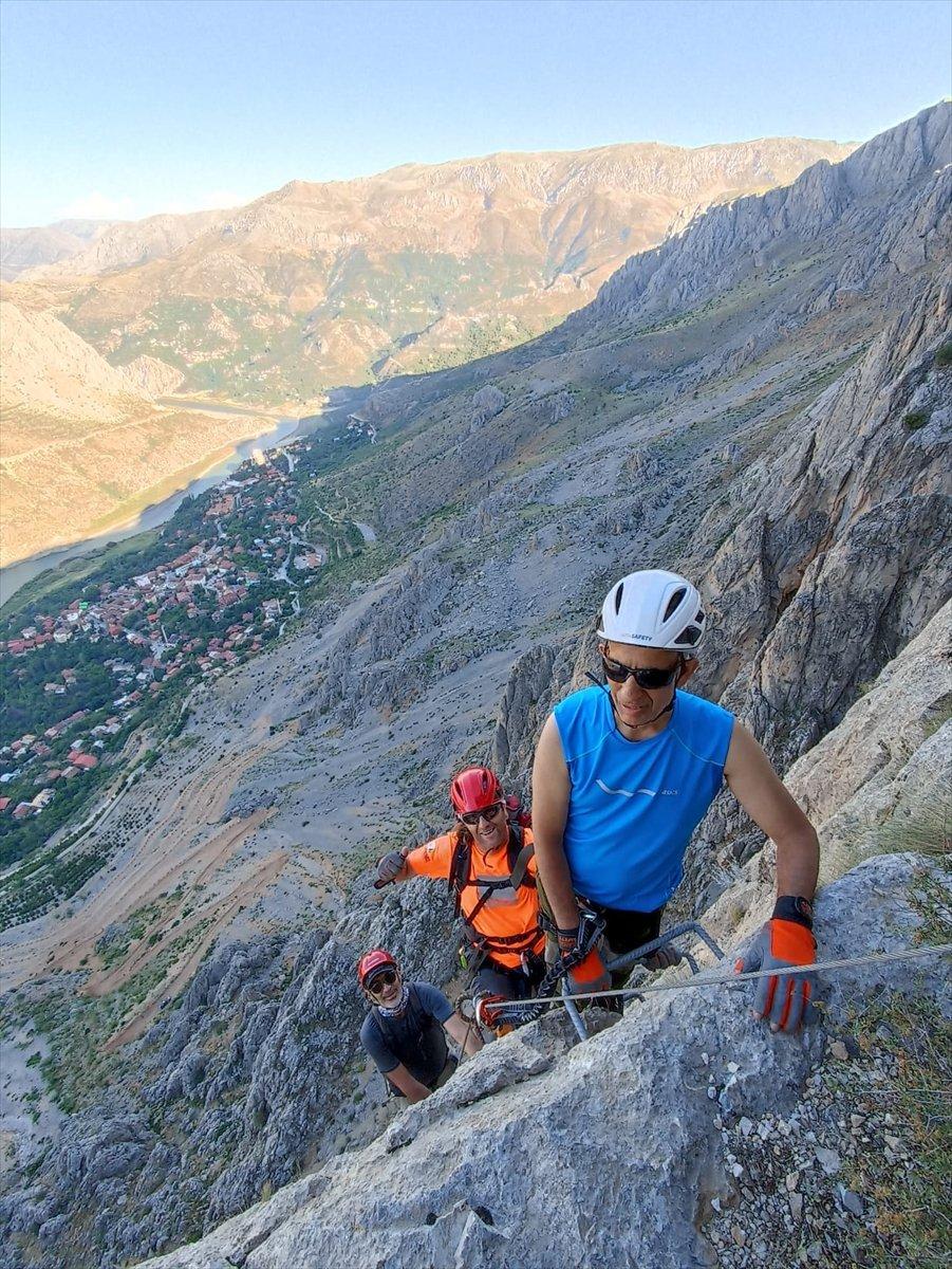 Görme engelli Türk dağcı Necdet Turhan, Erzincan'da Via Ferrata parkuruna tırmandı