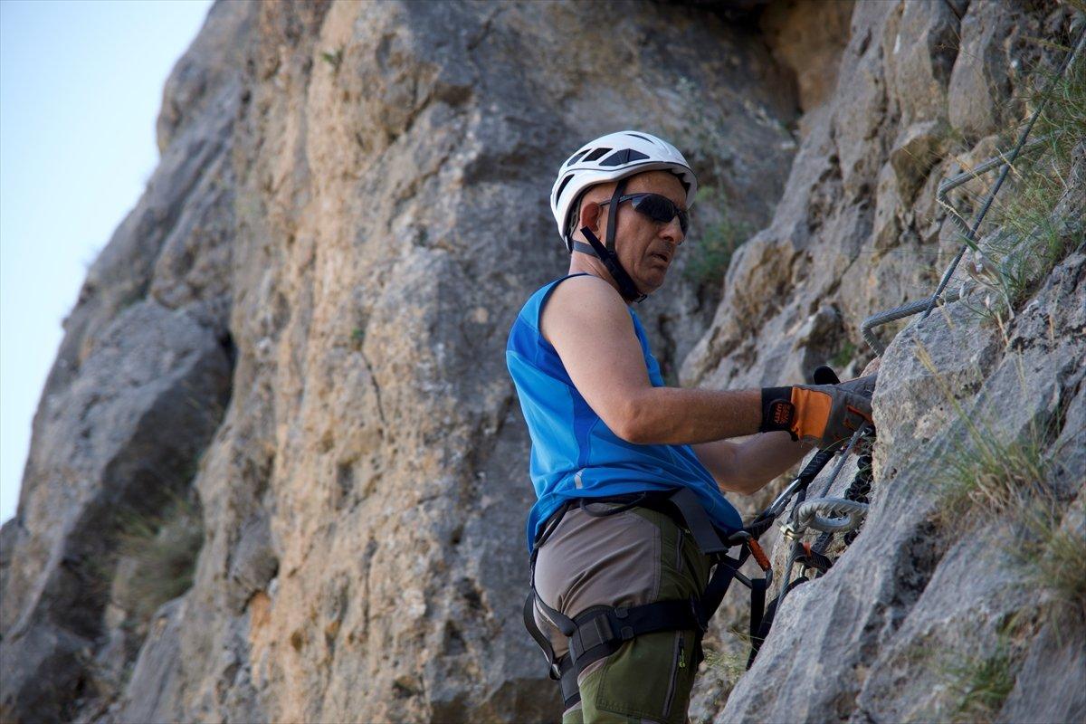 Görme engelli Türk dağcı Necdet Turhan, Erzincan'da Via Ferrata parkuruna tırmandı