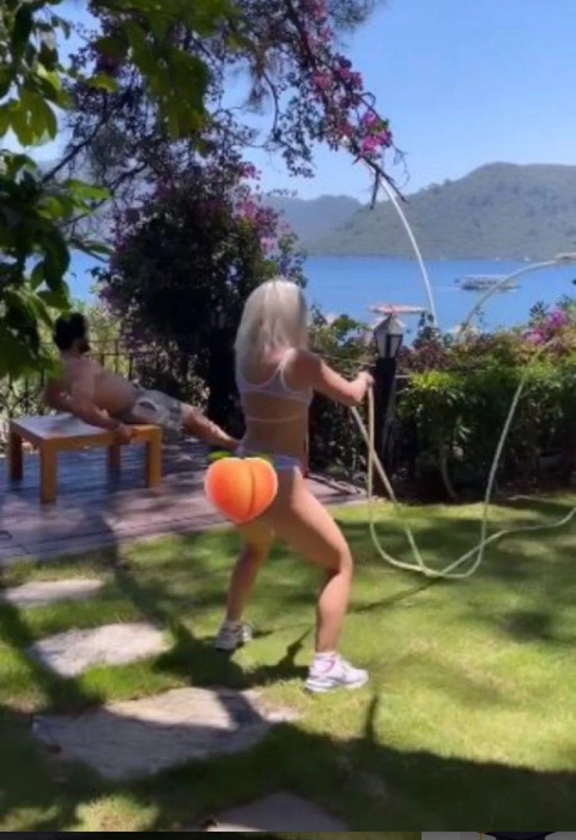 Ece Seçkin kalçasını şeftali emojisi koydu