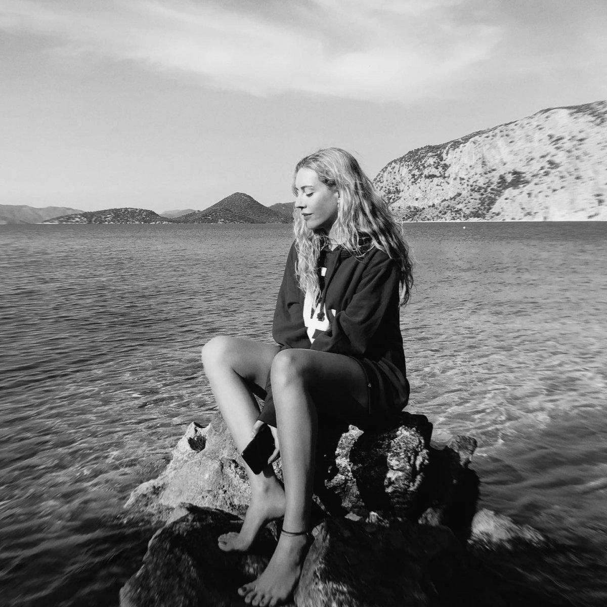 İki ay önce doğum yapan Sinem Kobal'dan yeni poz