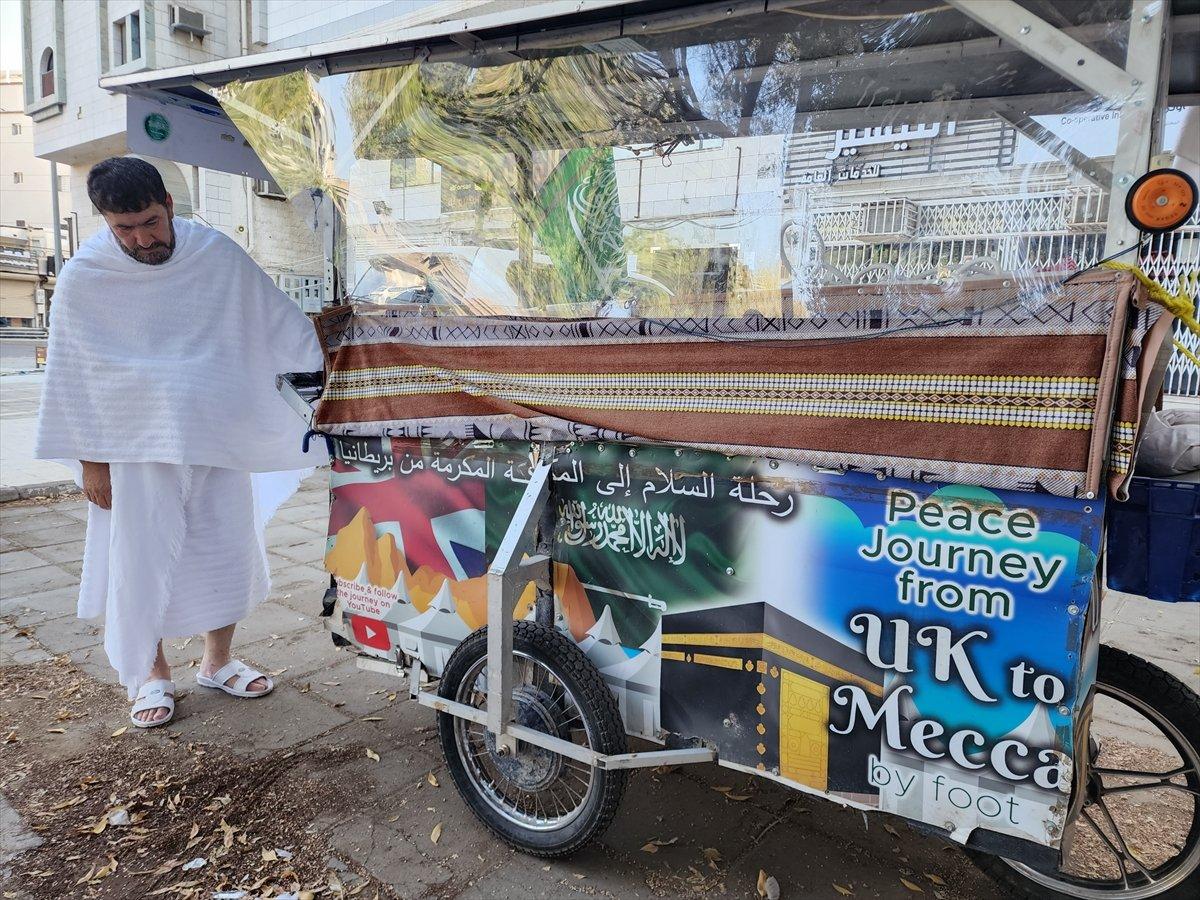 İngiltere'den çıkan Adam Muhammed, 11 ayda yürüyerek Mekke'ye ulaştı