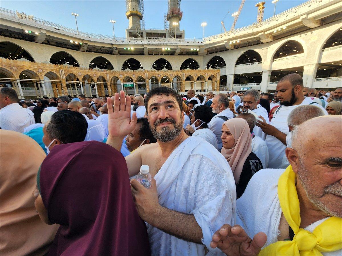 İngiltere'den çıkan Adam Muhammed, 11 ayda yürüyerek Mekke'ye ulaştı