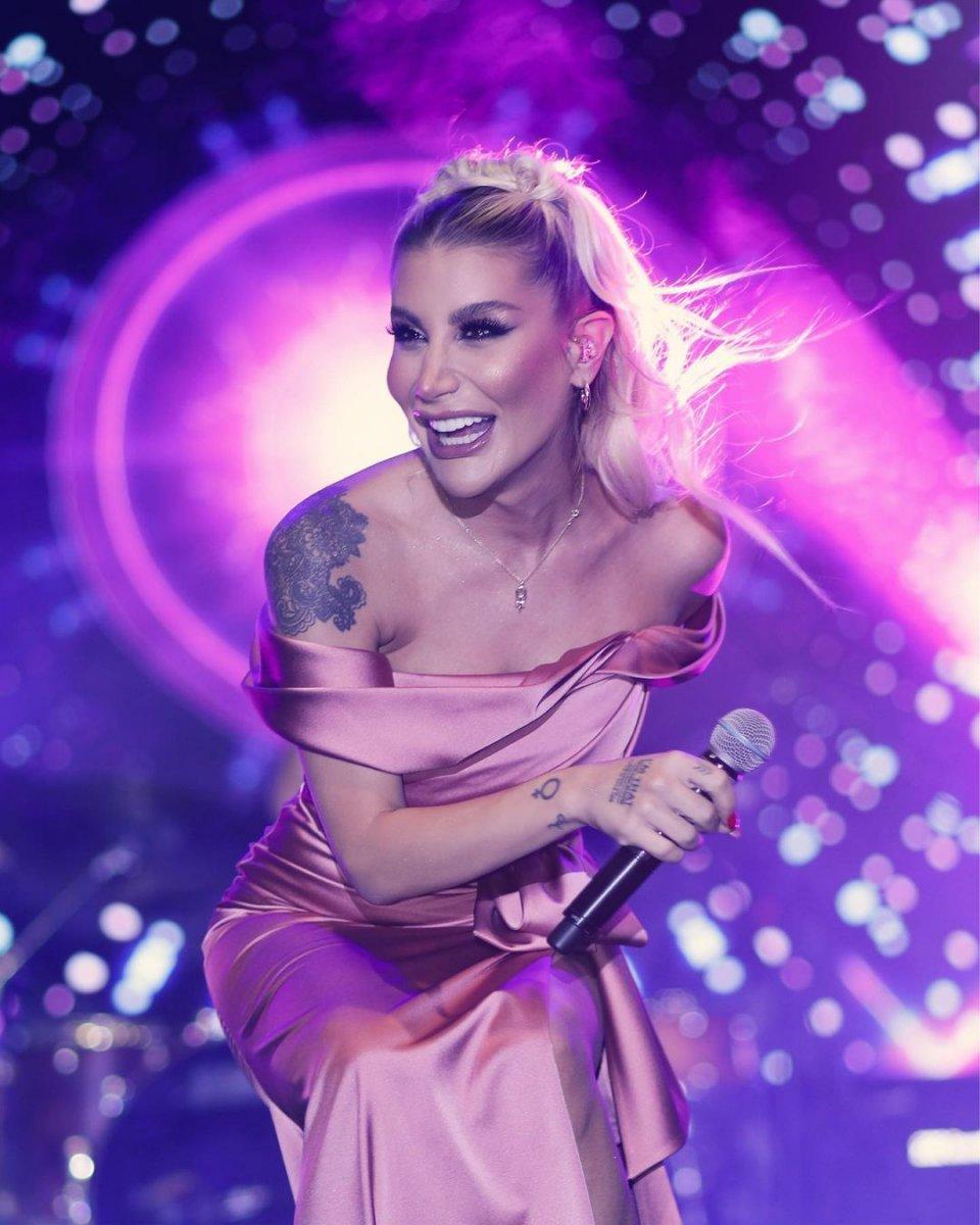 İrem Derici'nin pembe yırtmaçlı saten elbisesi