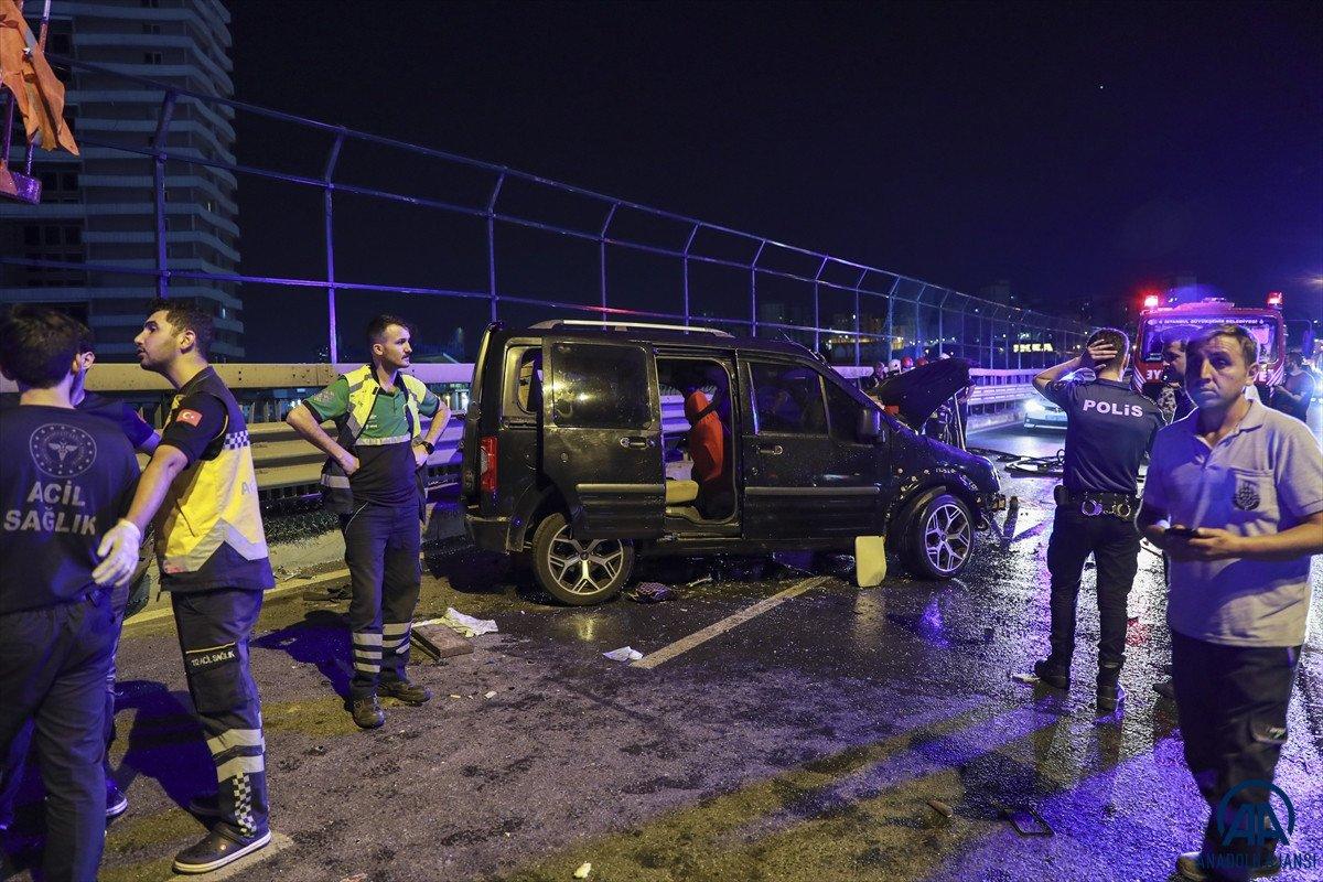Bayrampaşa'da viyadükte kaza: 2 ölü 5 yaralı