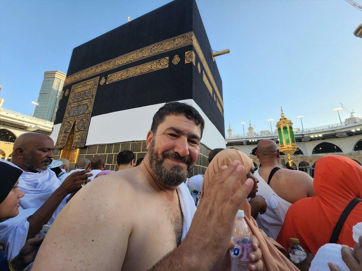 İngiltere'den çıkan Adam Muhammed, 11 ayda yürüyerek Mekke'ye ulaştı