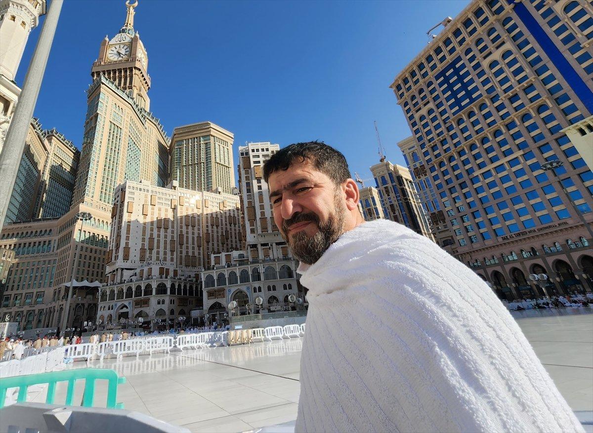 İngiltere'den çıkan Adam Muhammed, 11 ayda yürüyerek Mekke'ye ulaştı