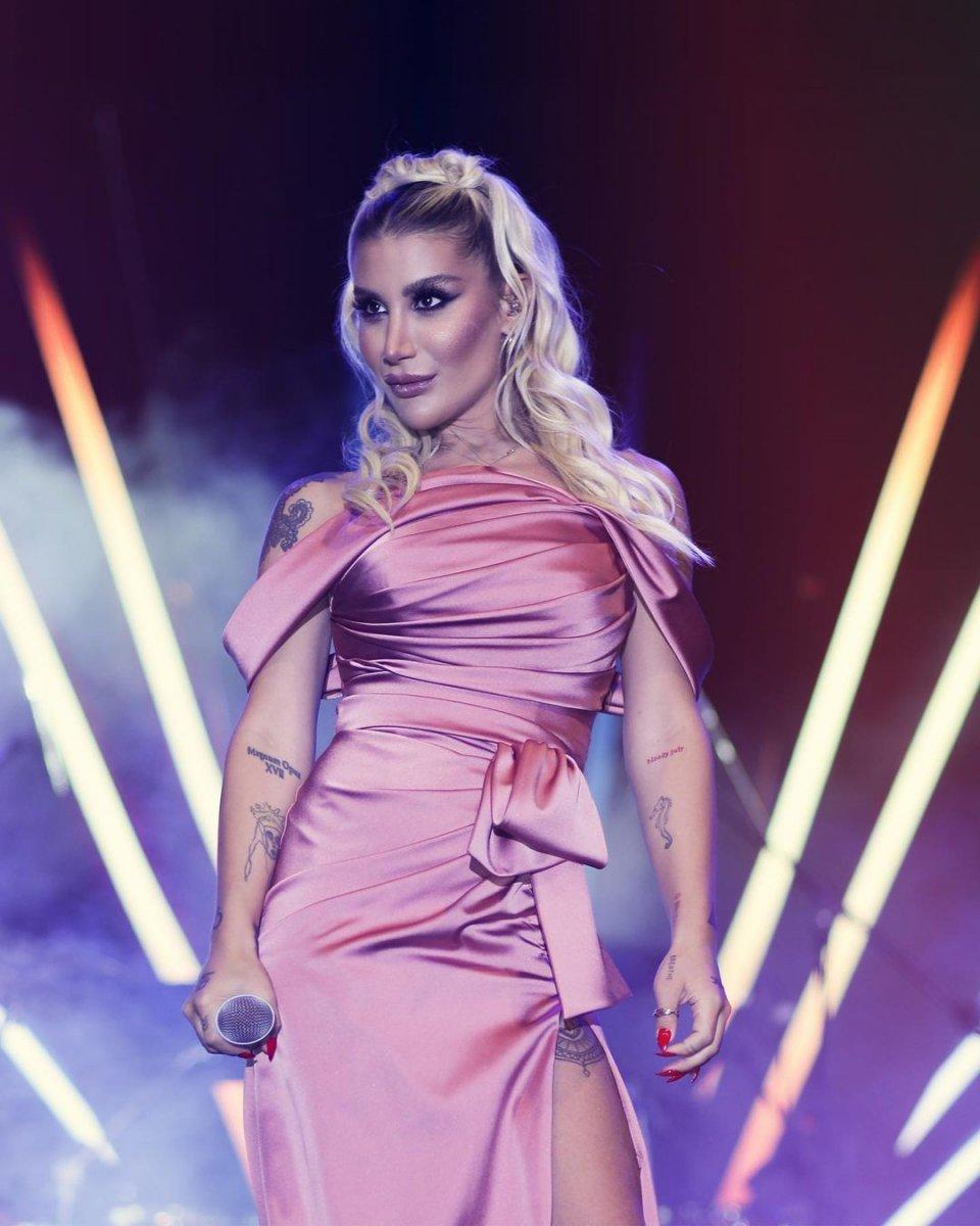 İrem Derici'nin pembe yırtmaçlı saten elbisesi