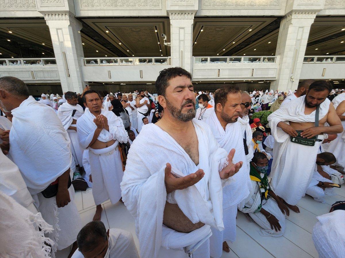 İngiltere'den çıkan Adam Muhammed, 11 ayda yürüyerek Mekke'ye ulaştı