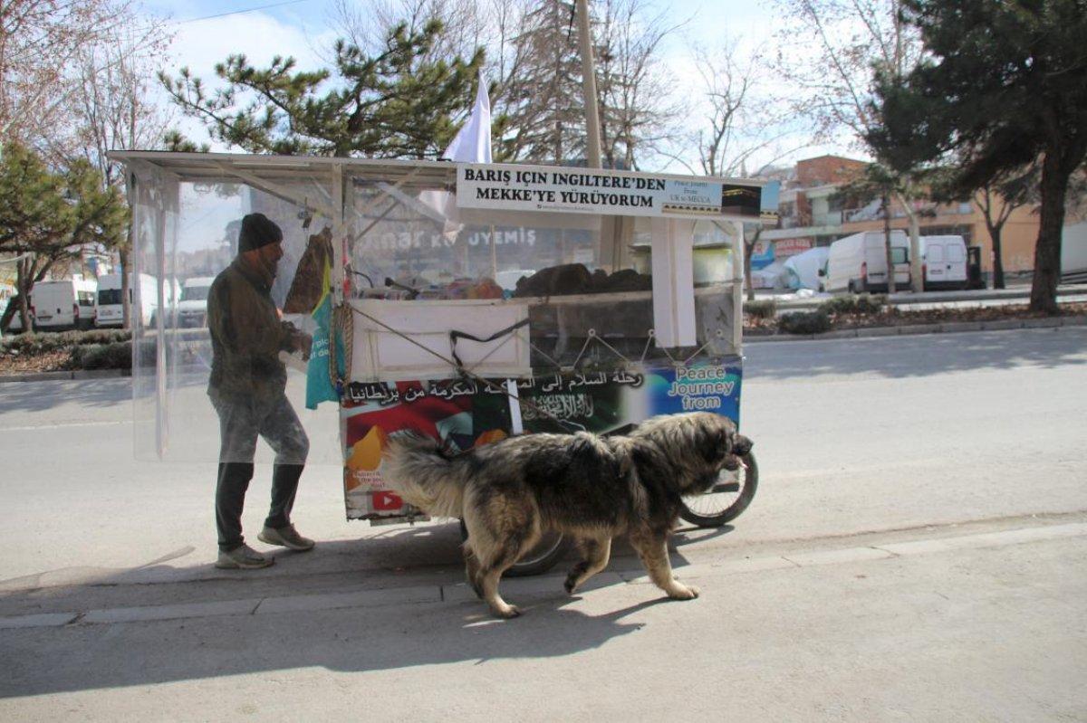 İngiltere'den çıkan Adam Muhammed, 11 ayda yürüyerek Mekke'ye ulaştı