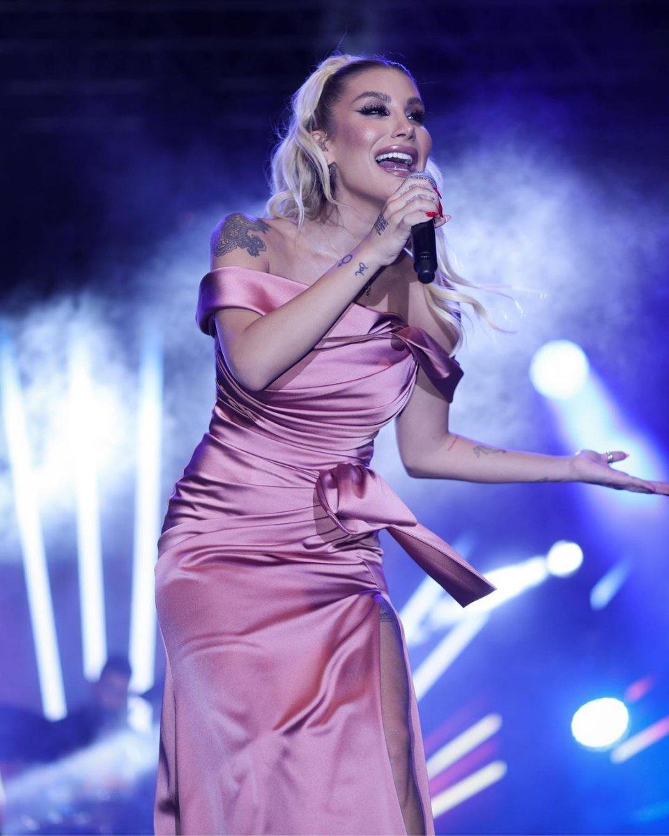 İrem Derici'nin pembe yırtmaçlı saten elbisesi