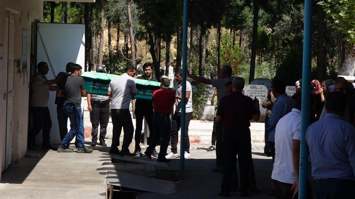 Mersin'de cinnet getiren adamın öldürdüğü eşi ve oğlu defnedildi