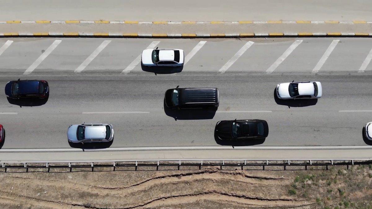 Tatil yolculuğu başladı: 43 ilin geçiş noktasında trafik yoğunluğu
