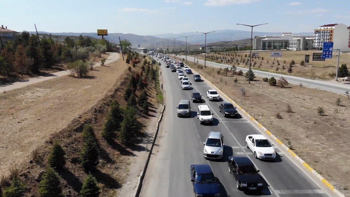 Tatil yolculuğu başladı: 43 ilin geçiş noktasında trafik yoğunluğu