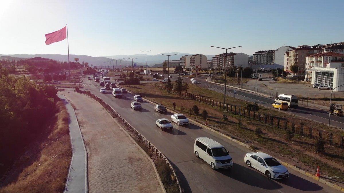 Tatil yolculuğu başladı: 43 ilin geçiş noktasında trafik yoğunluğu