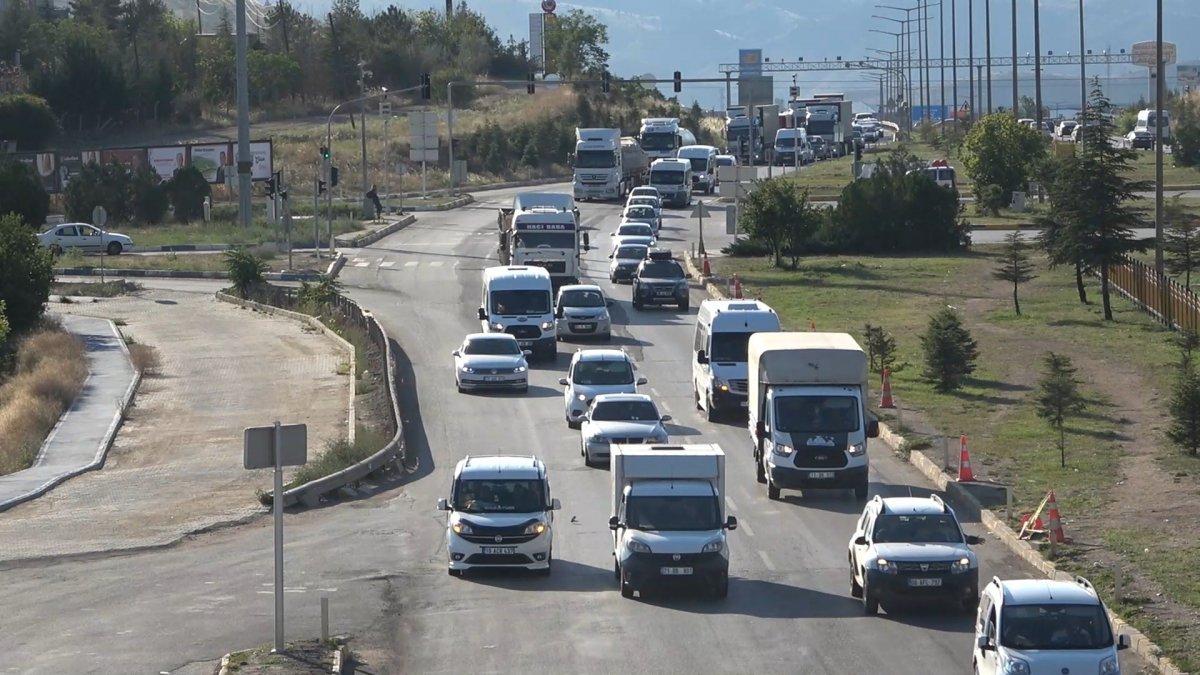 Tatil yolculuğu başladı: 43 ilin geçiş noktasında trafik yoğunluğu
