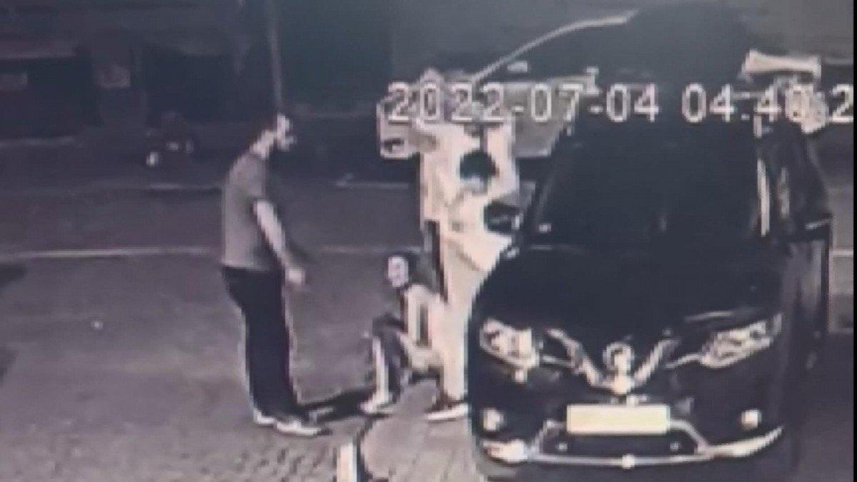 Fatih’te, kadını darbeden saldırganı esnaf dövdü