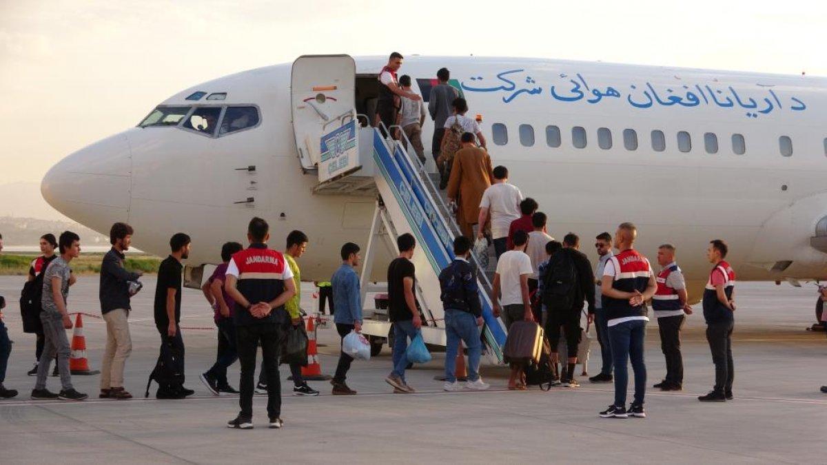 Van’da 408 düzensiz göçmen daha ülkelerine geri gönderildi