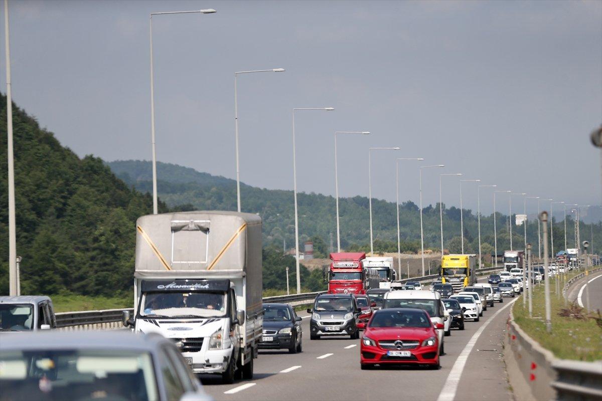 Bolu Dağı'nda bayram öncesi araç kuyrukları oluştu
