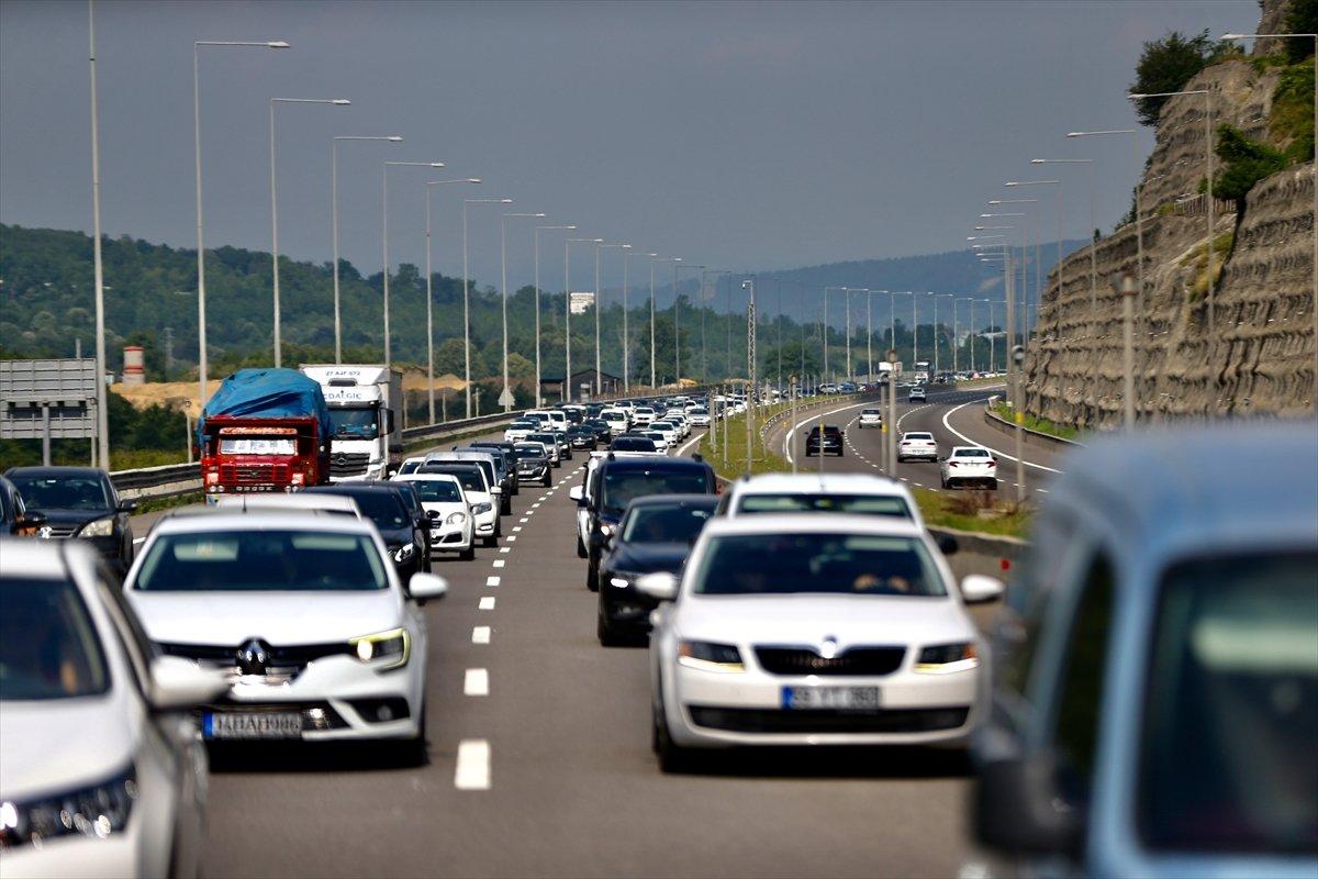 Bolu Dağı'nda bayram öncesi araç kuyrukları oluştu