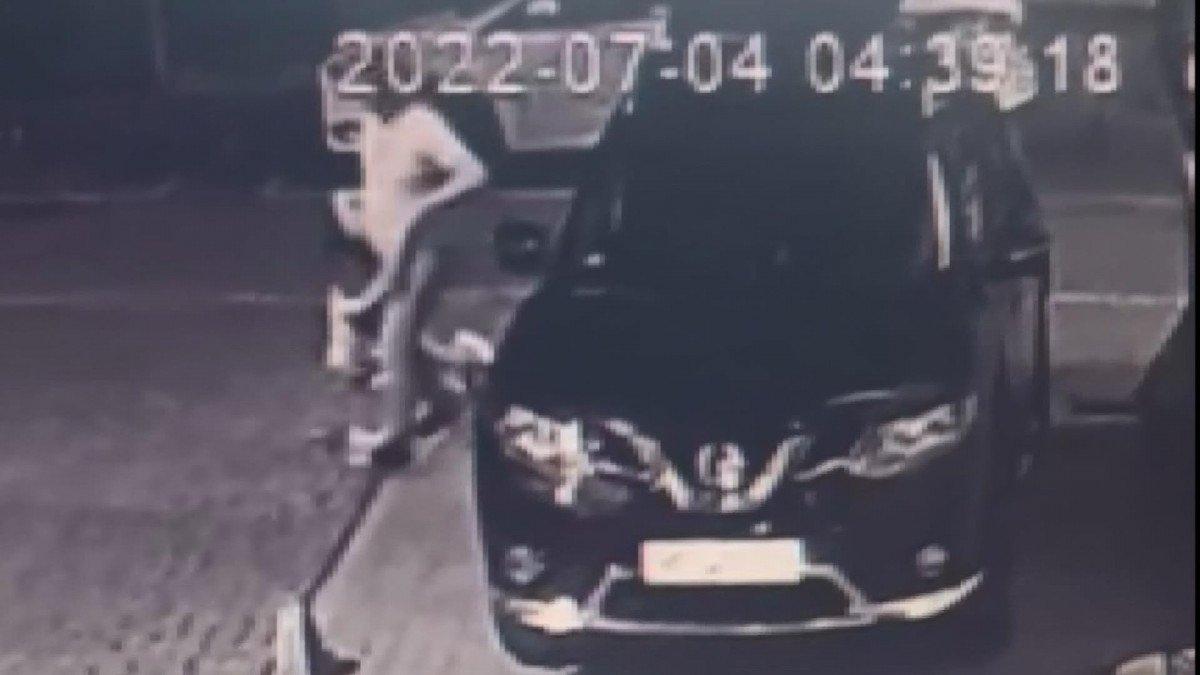 Fatih’te, kadını darbeden saldırganı esnaf dövdü