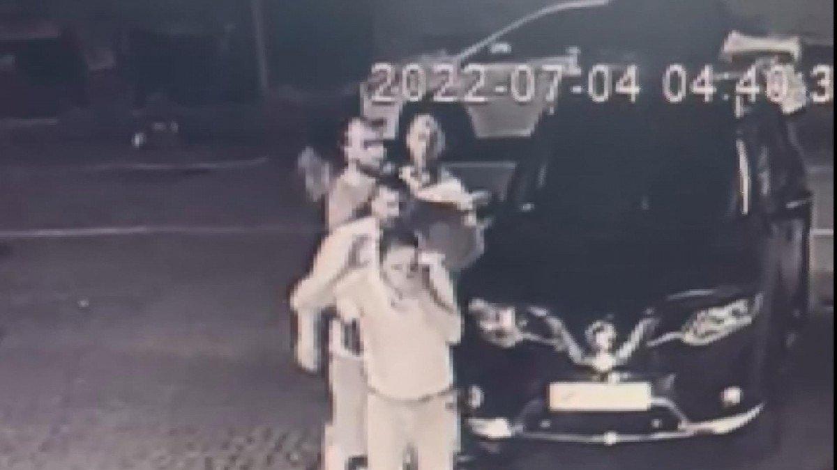 Fatih’te, kadını darbeden saldırganı esnaf dövdü